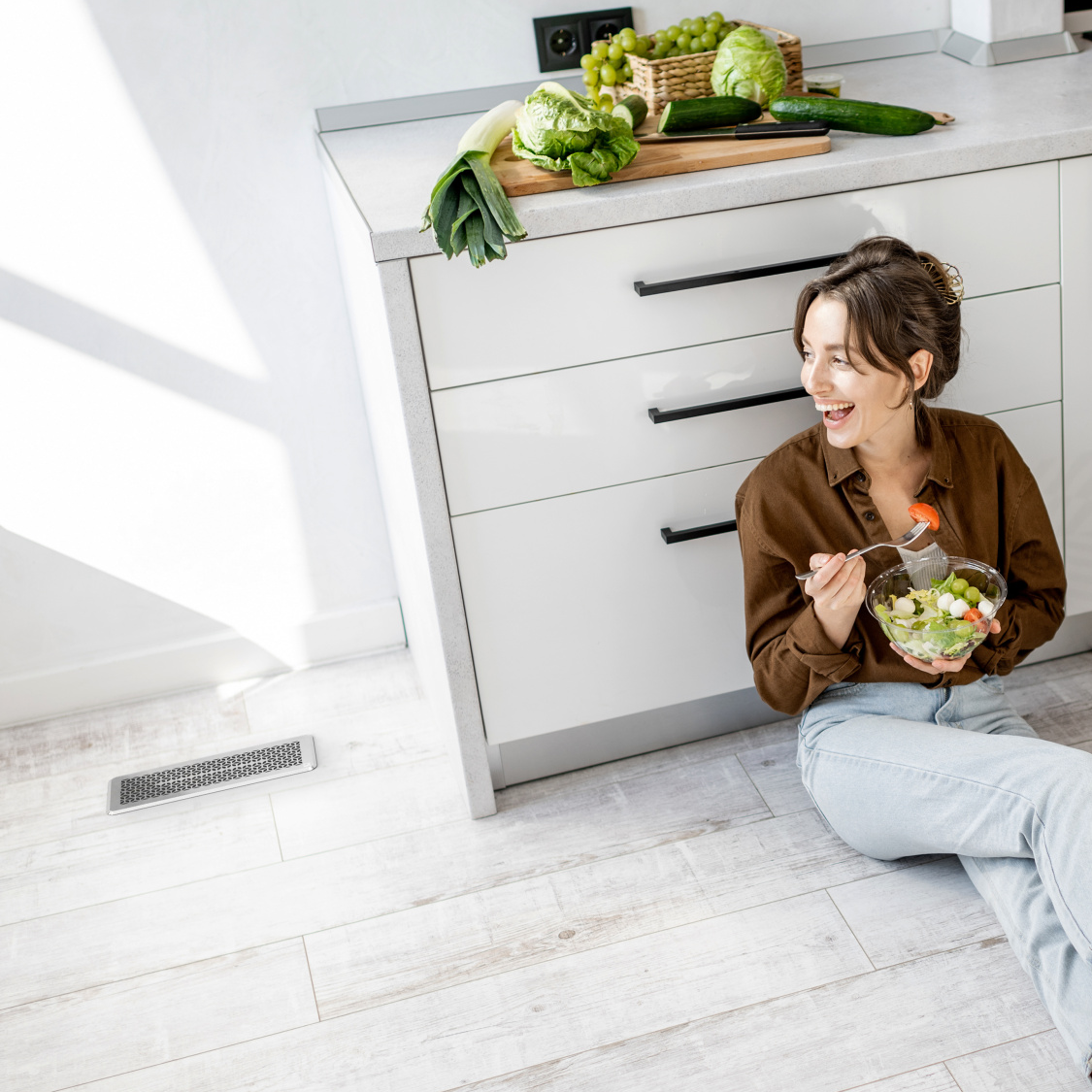 Zehnder_CSY_Forrest_grilles_Bologna_Milieu_Woman_Kitchen3 Stock Content ComfoGrid CLF Comfortable indoor ventilation Angled view