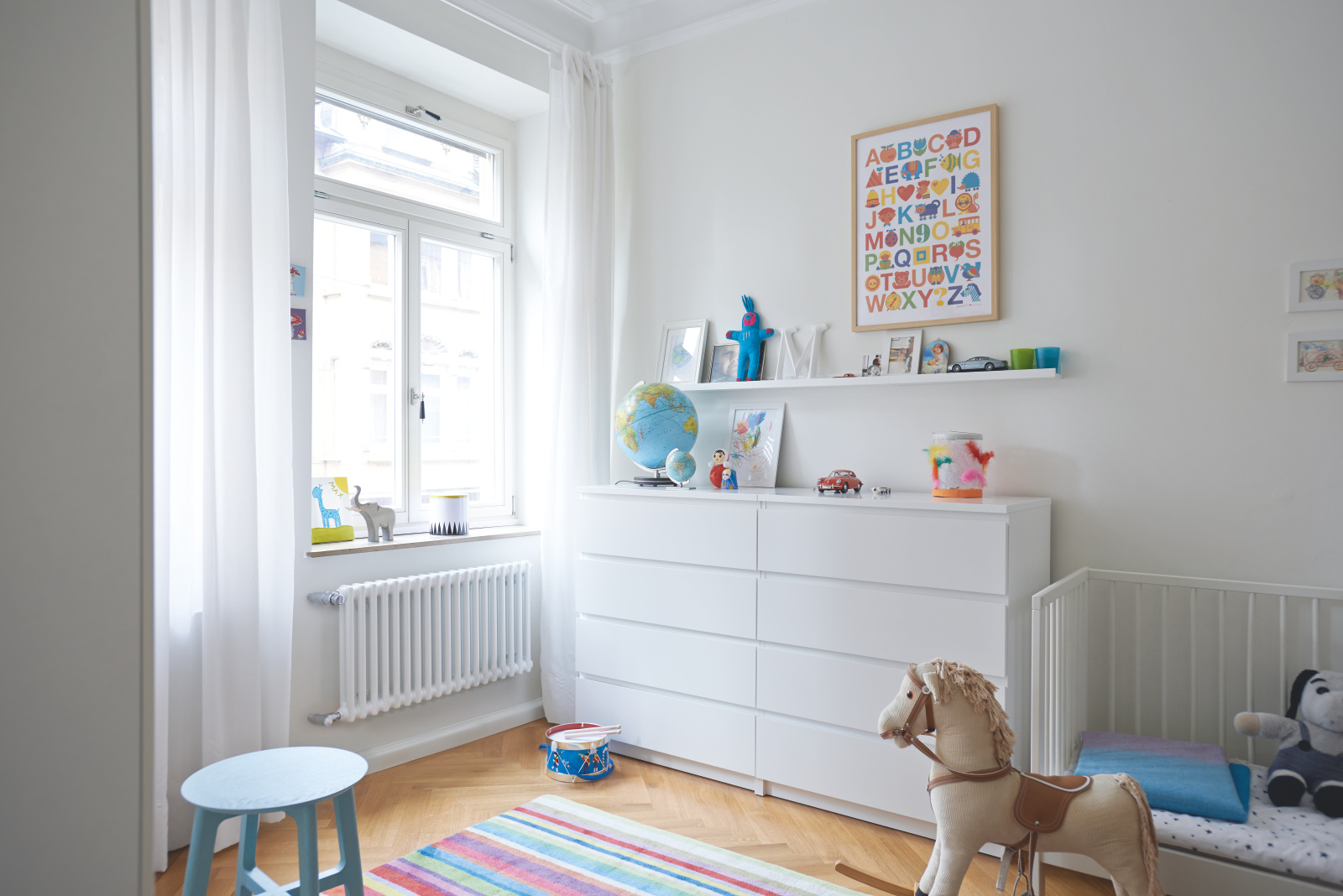 Zehnder_RAD_Charleston-Retrofit-HY_2046_19_RAL9016_kind_02a Rendering Zehnder Charleston Decorative radiator Side view