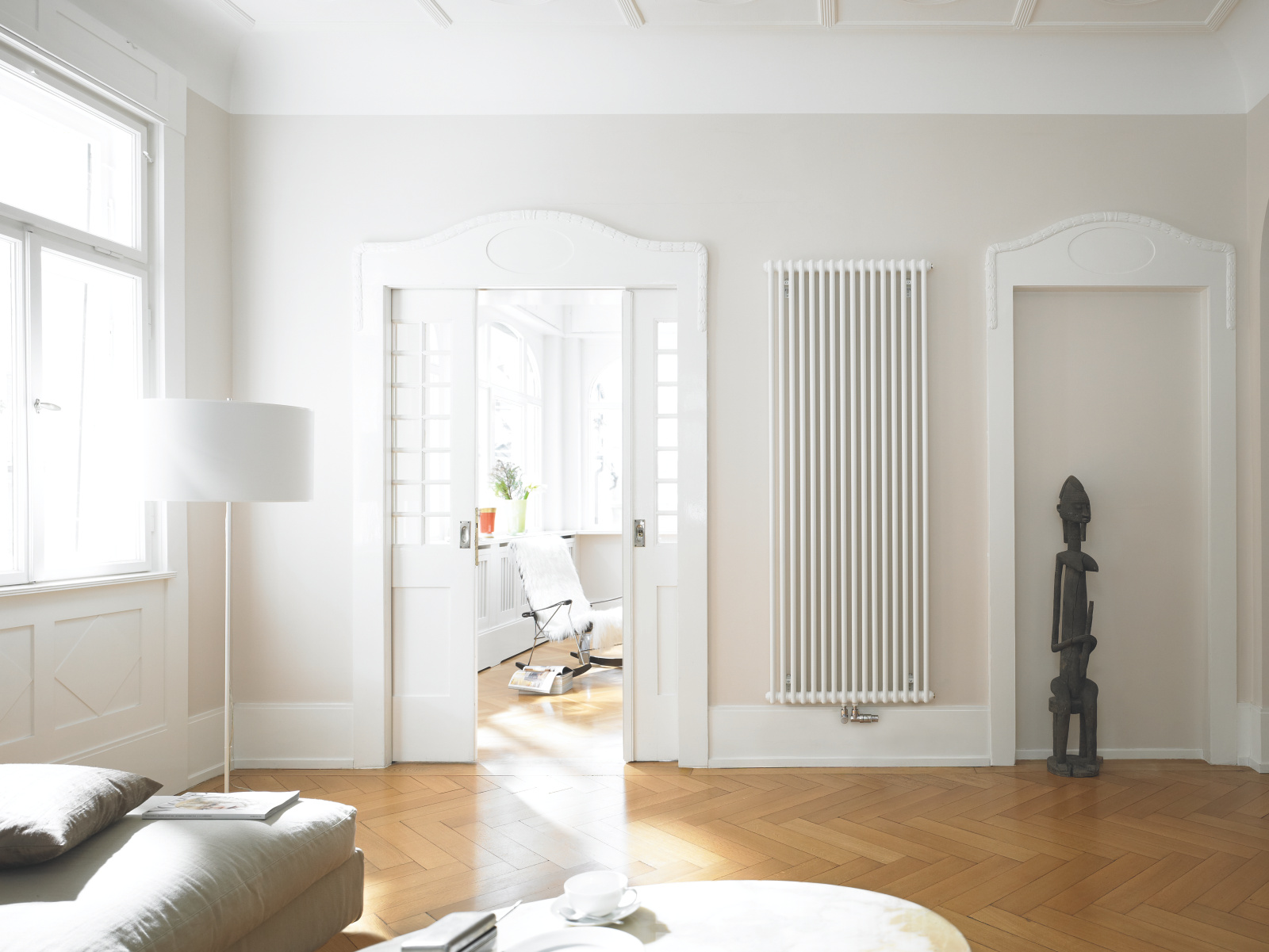 Zehnder_RAD_Charleston-HY_livingroom_old building_white Stock Content Zehnder Charleston Decorative radiator Front view