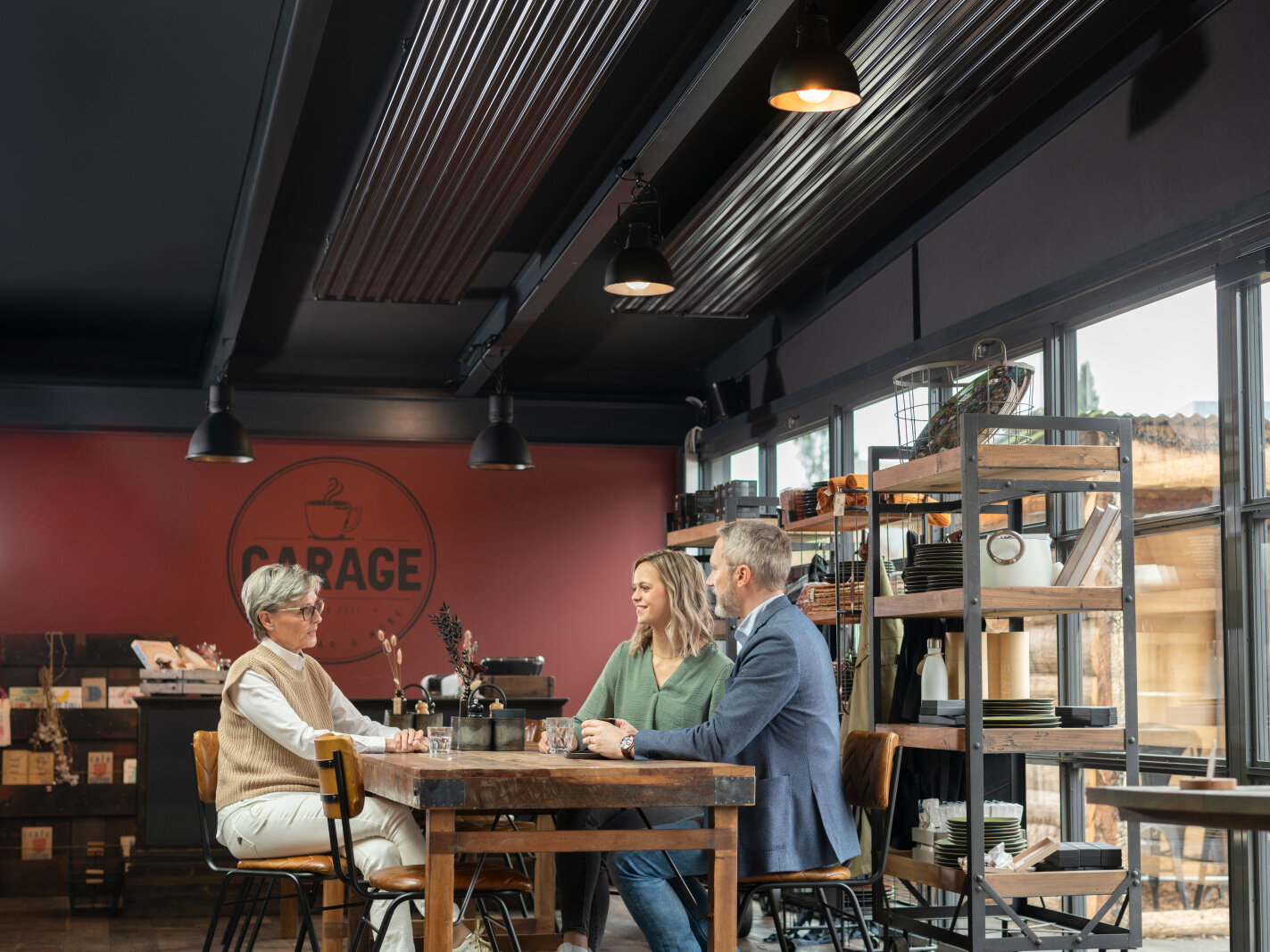 Zehnder_RHC_CP-ZFP-Urban_Referenz_people-colleagues-table-Garage-2 Zehnder ZFP, RHC, CP, Ceiling Panel, Zehnder, Reference